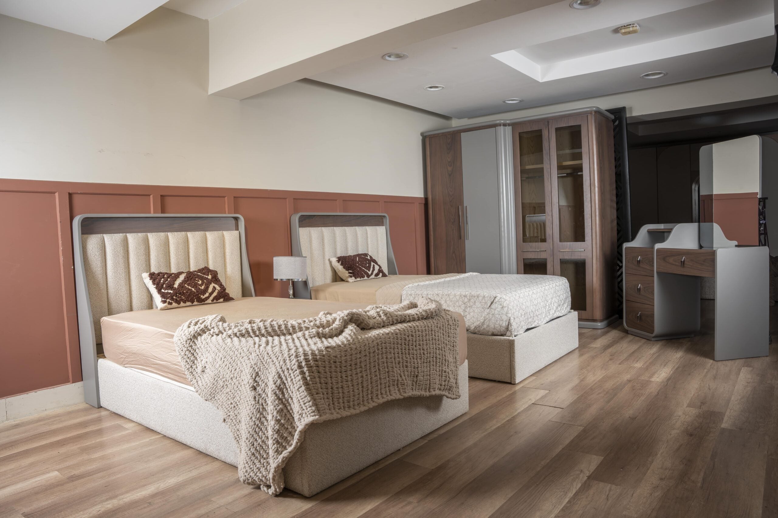  ميرا غرفة نوم شبابيه